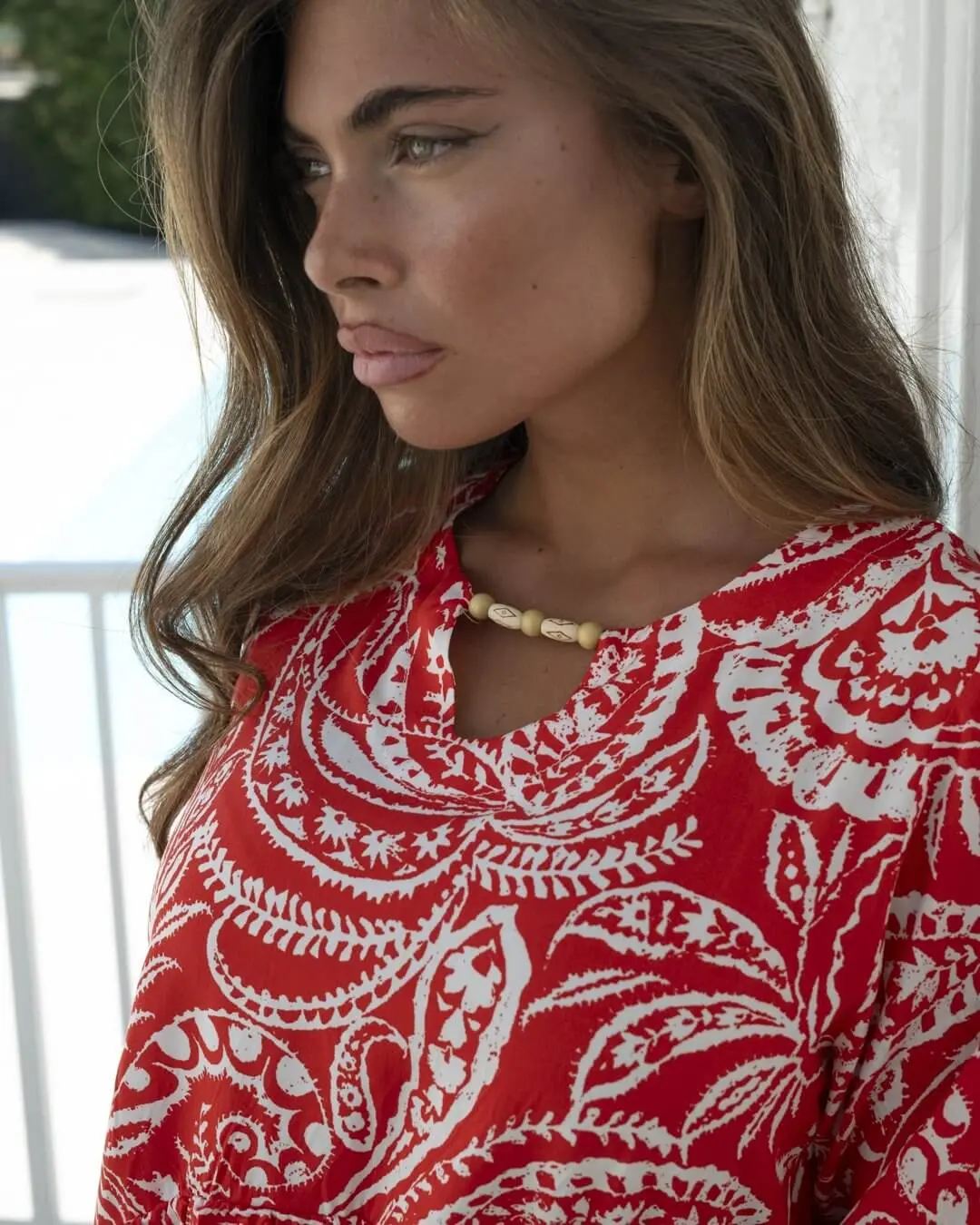 Abito corto a sacchetto in viscosa bi-colore con fantasia cashmere con dettaglio perline sullo scoll ROSSO - Image 3