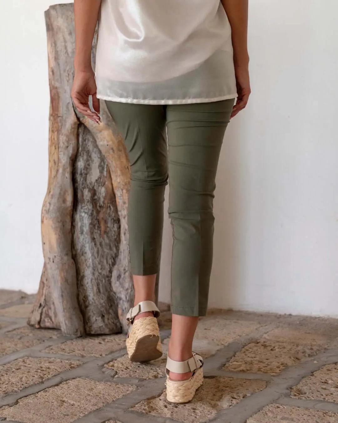 Pantalone skinny capri in twill di misto viscosa elasticizzata tinta unita con dettaglio bottoni. MILITARE - Image 3