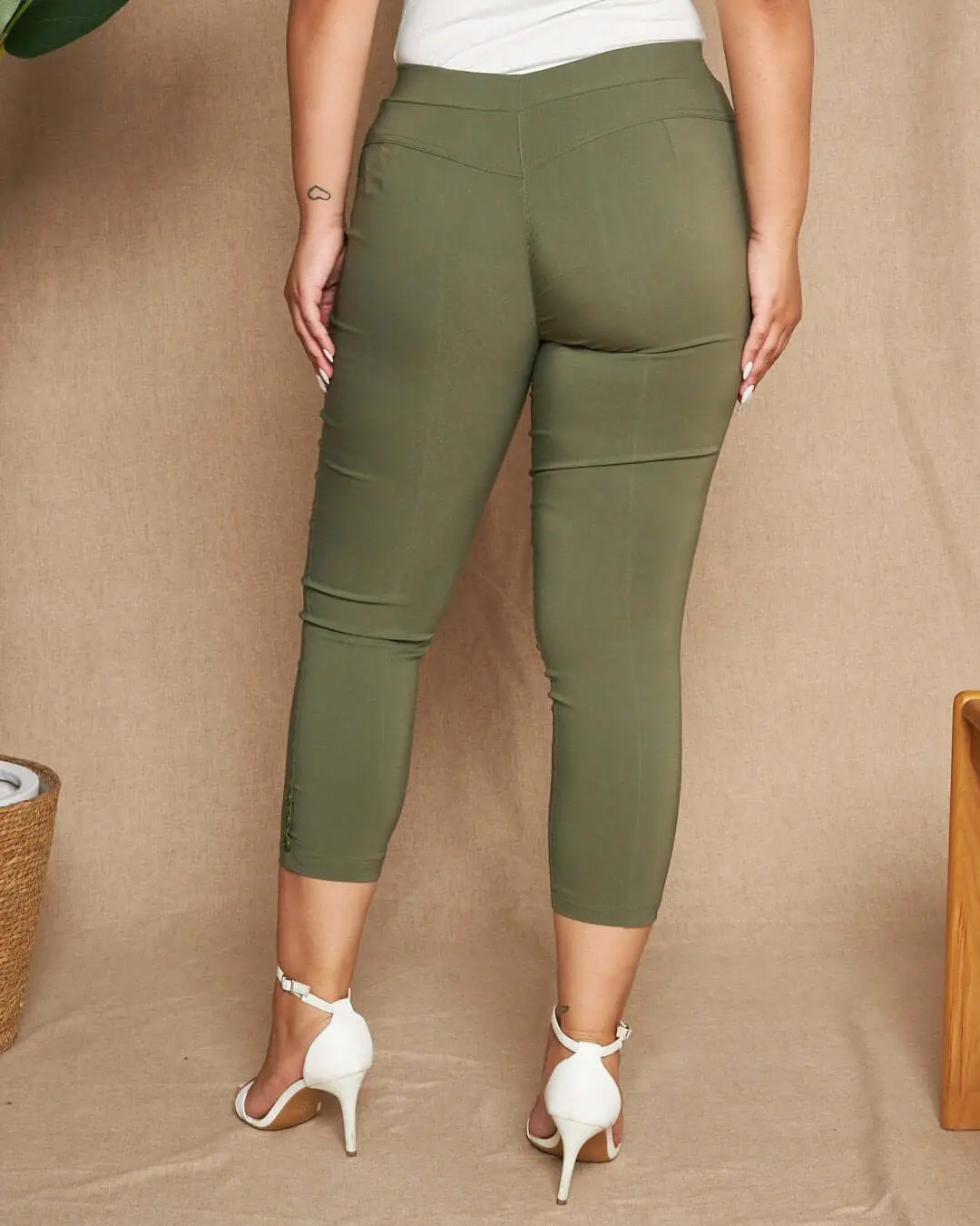 Pantalone skinny capri in twill di misto viscosa elasticizzata tinta unita con dettaglio bottoni. MILITARE - Image 4