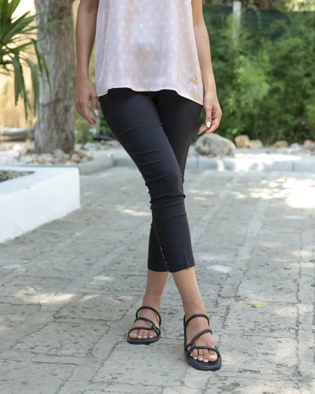 Pantalone skinny capri in twill di misto viscosa elasticizzata tinta unita con dettaglio bottoni. NERO