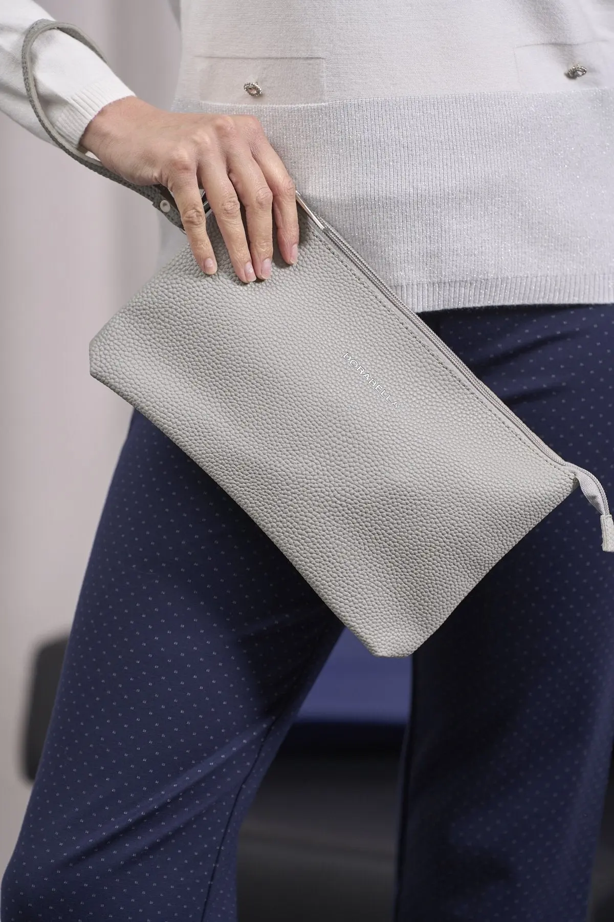 Clutch in ecopelle a grana con logo sul davanti e cinturino da polso GRIGIO PERLA - Image 2