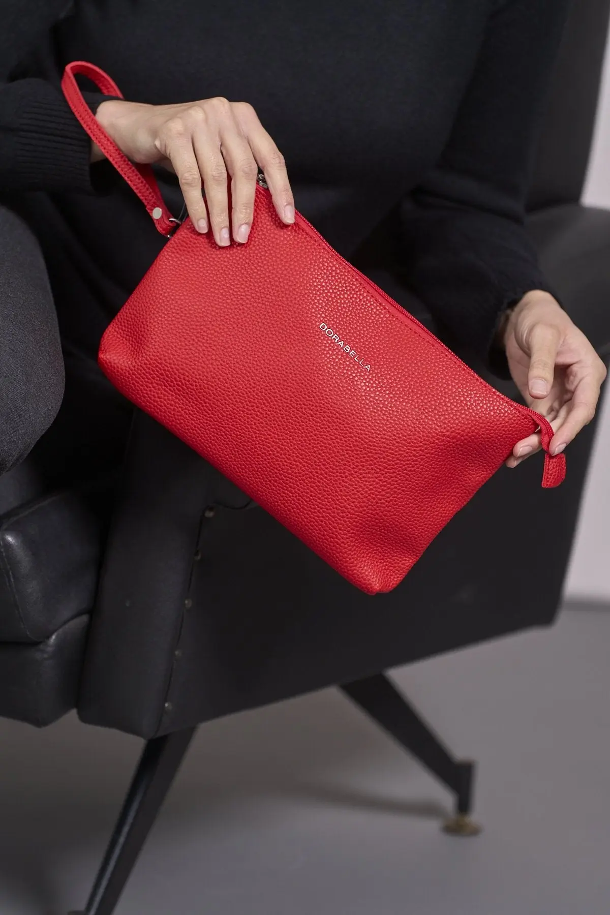 Clutch in ecopelle a grana con logo sul davanti e cinturino da polso RIBES
