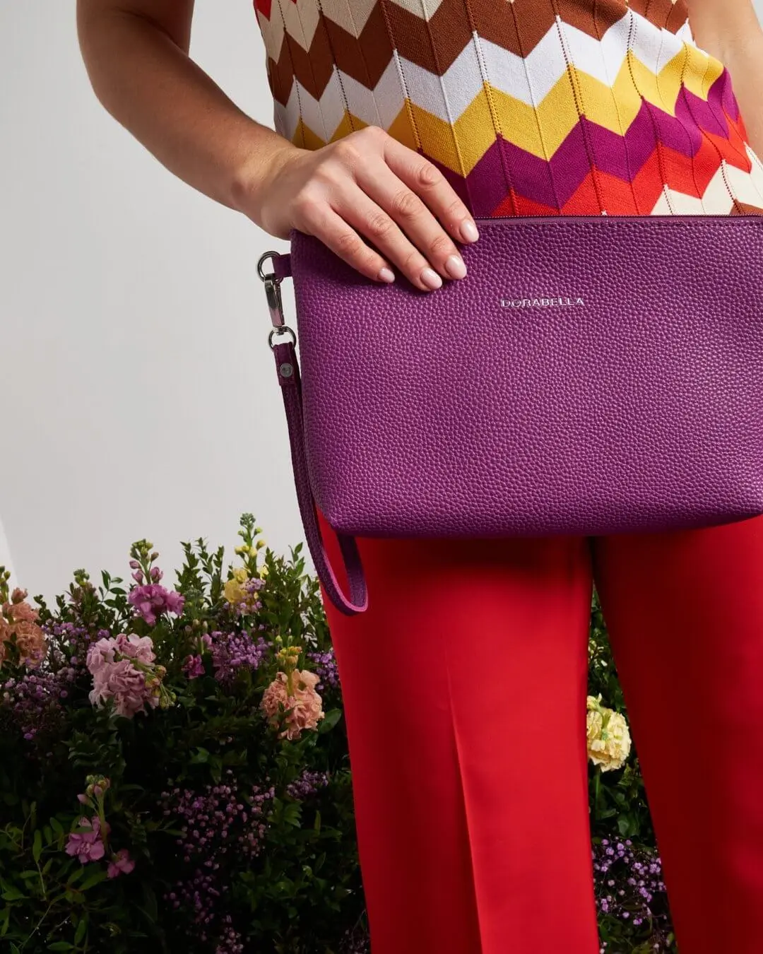 Clutch in ecopelle a grana con logo sul davanti e cinturino da polso SUMMER PURPLE
