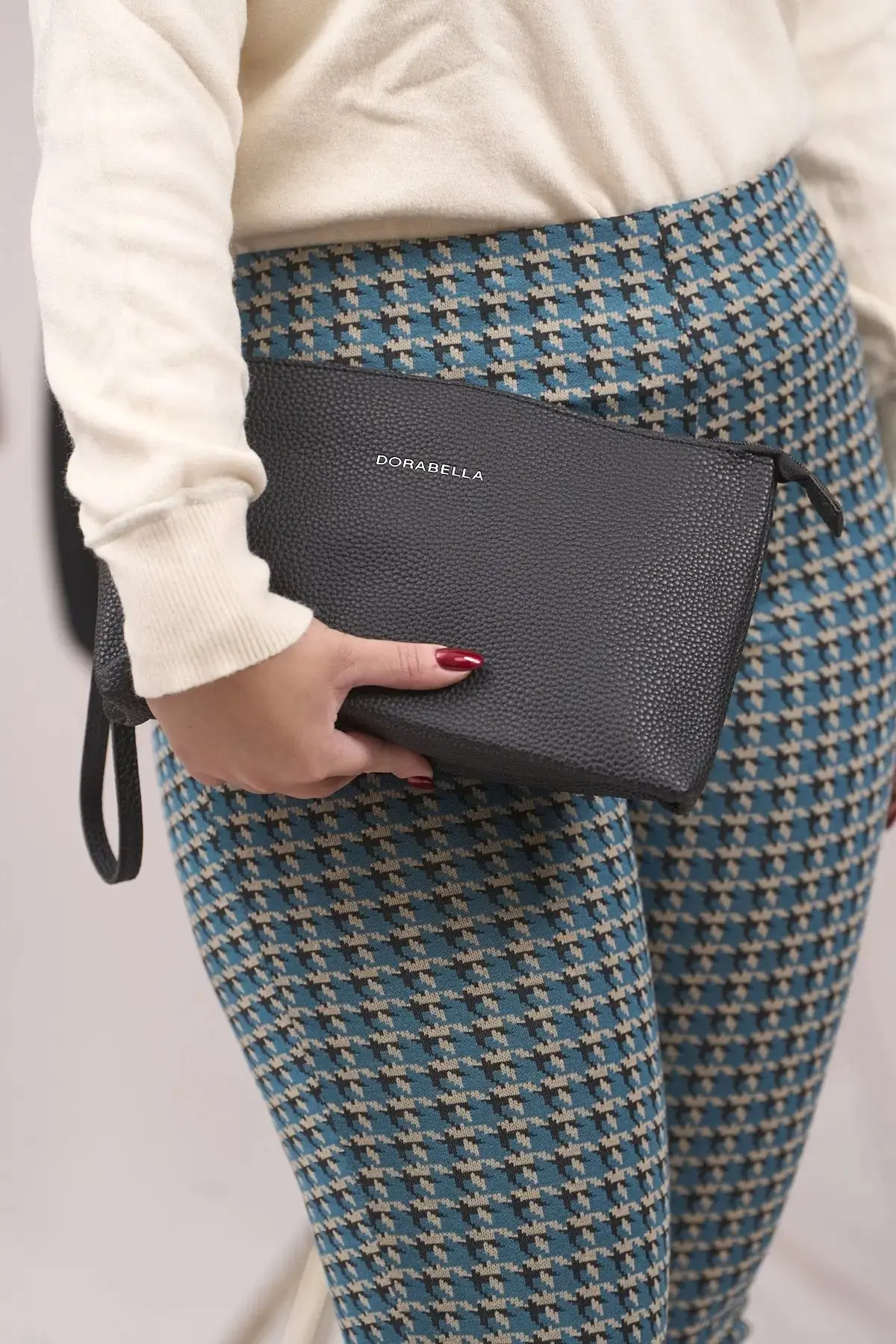Clutch in ecopelle a grana con logo sul davanti e cinturino da polso NERO - Image 3