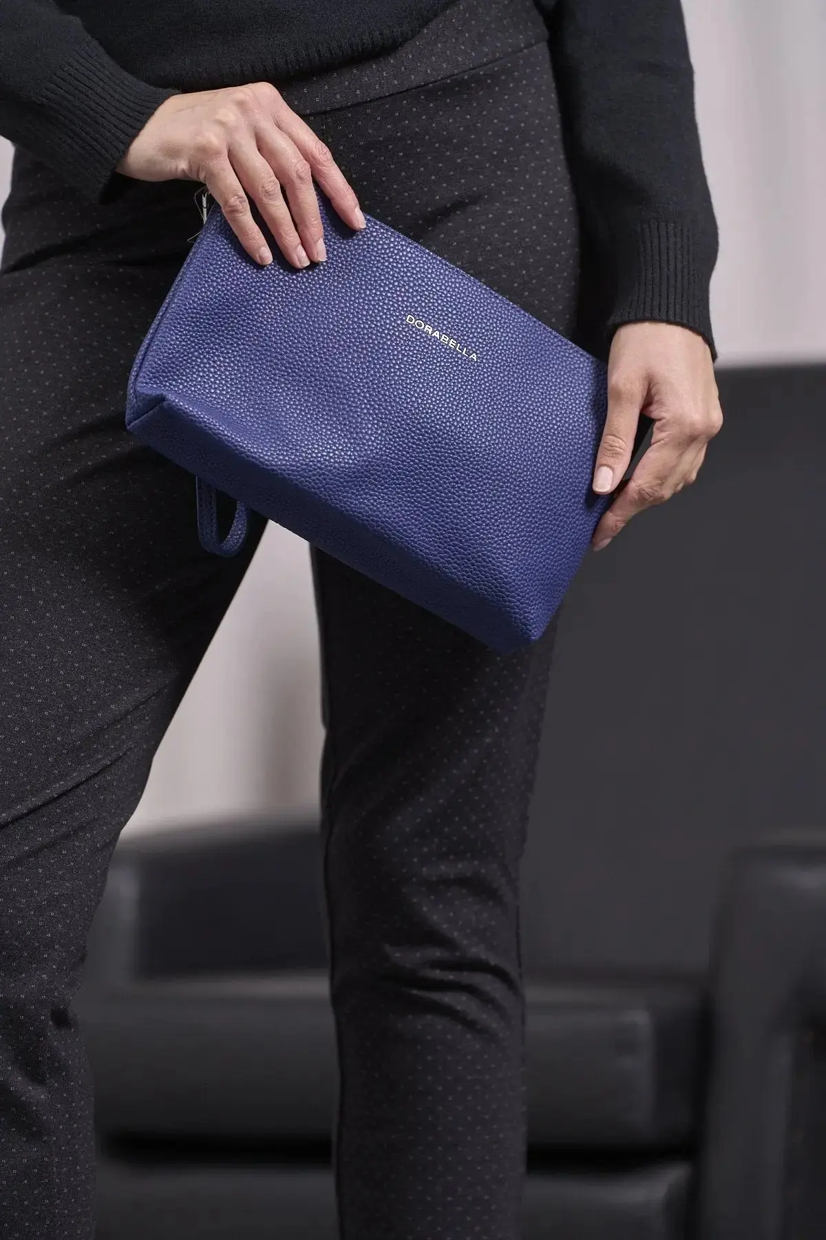 Clutch in ecopelle a grana con logo sul davanti e cinturino da polso BLU - Image 4
