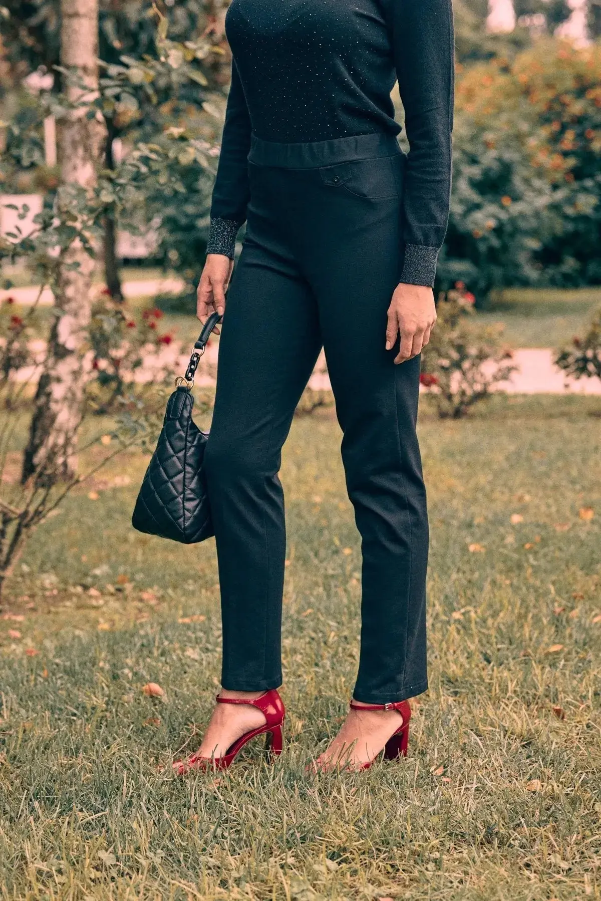 Pantaloni con vita elastica e pattina con bottone NERO - Image 3