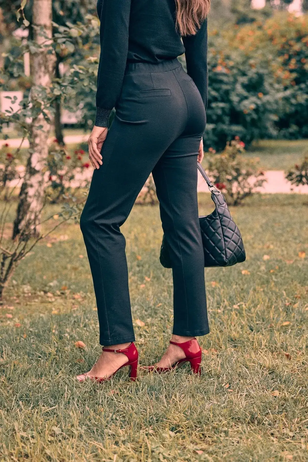 Pantaloni con vita elastica e pattina con bottone NERO - Image 4