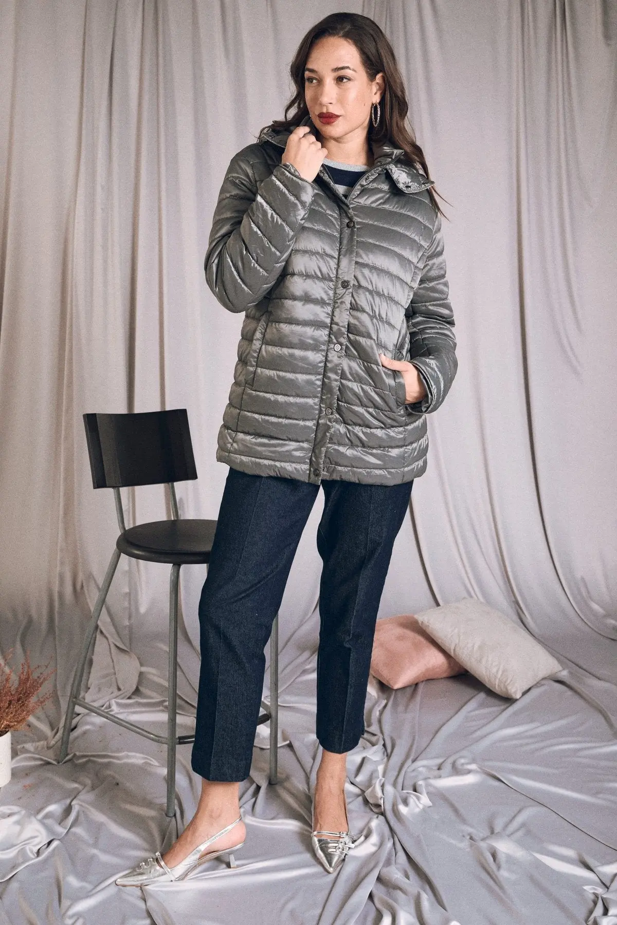 Piumino leggero in nylon trapuntato con cappuccio GRIGIO