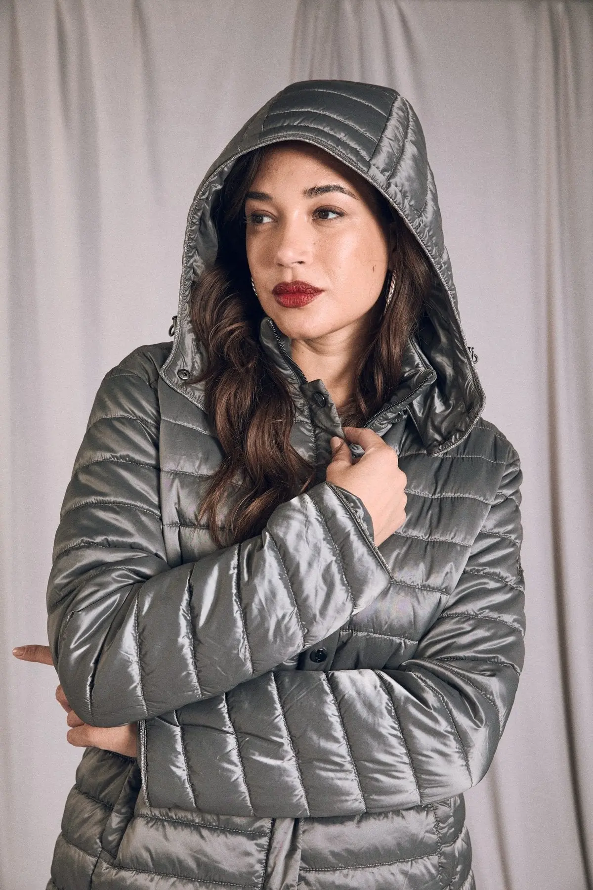 Piumino leggero in nylon trapuntato con cappuccio GRIGIO - Image 4