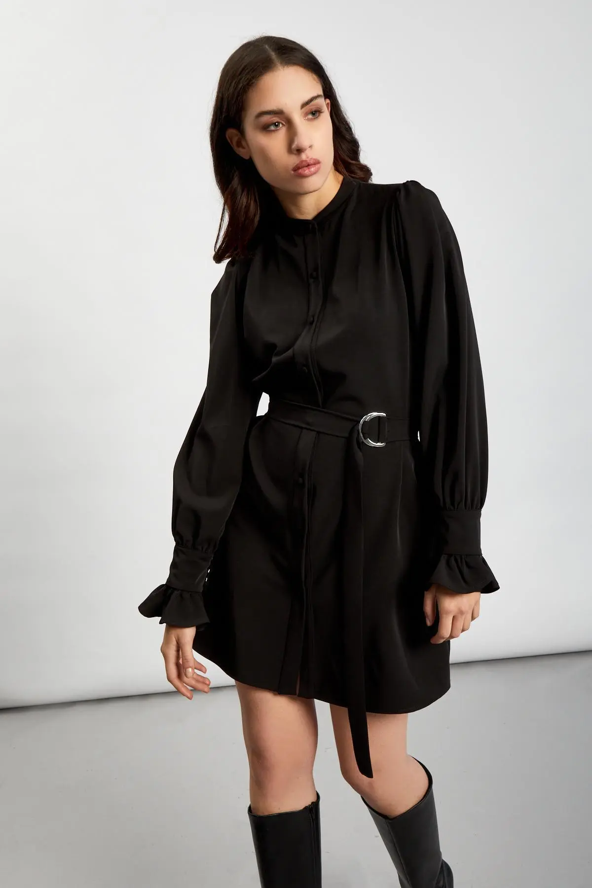 Vestito mini con cintura NERO