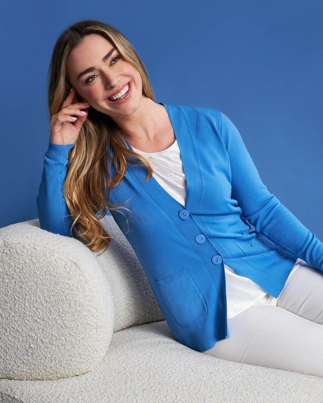 Cardigan scollo a V in maglia di misto viscosa con logo in strass. - Image 10