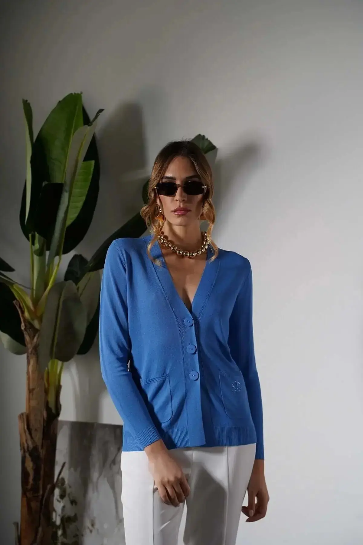 Cardigan scollo a V in maglia di misto viscosa con logo in strass. - Image 3
