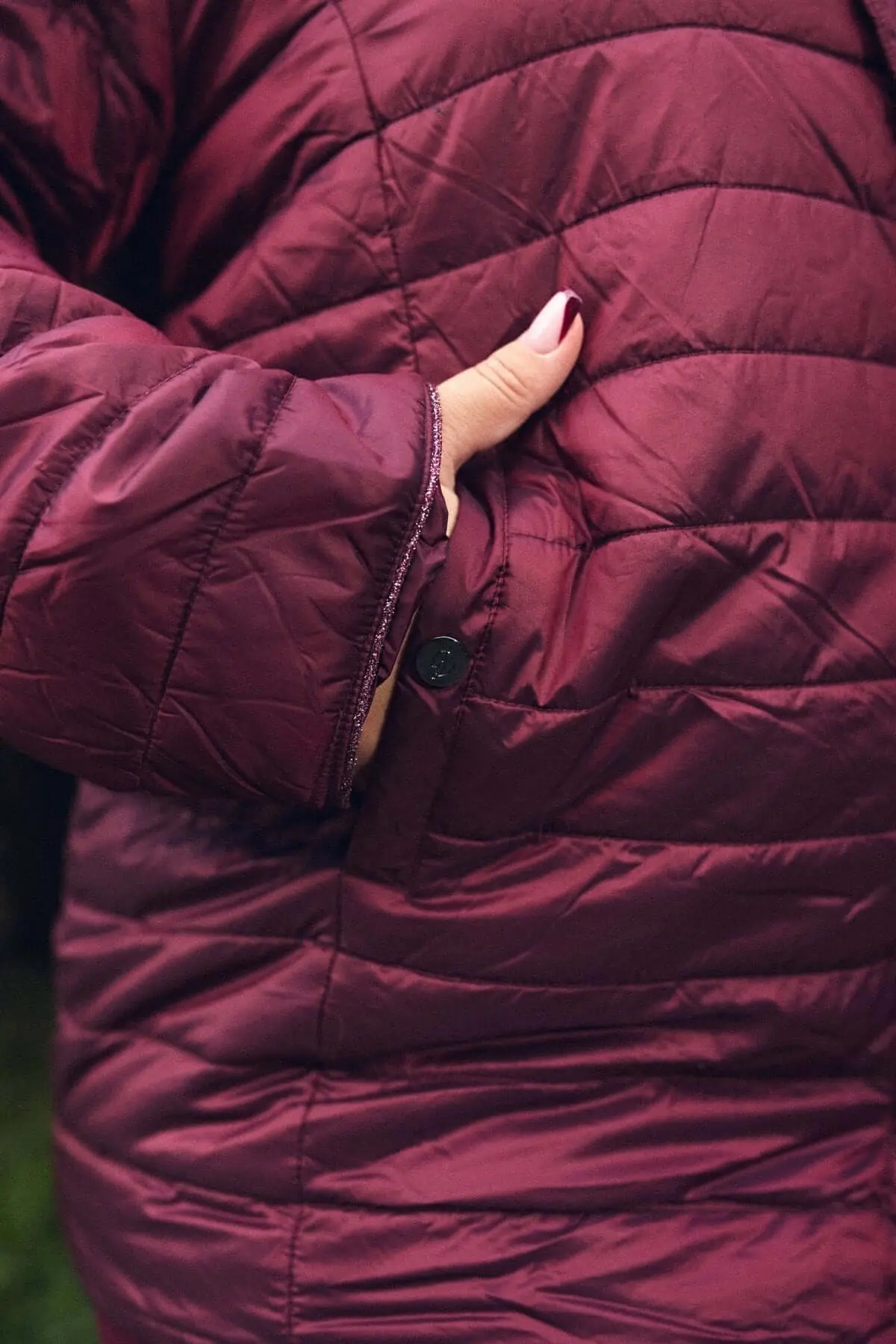 Piumino con cappuccio, zip e bottoni BURGUNDY - Image 5