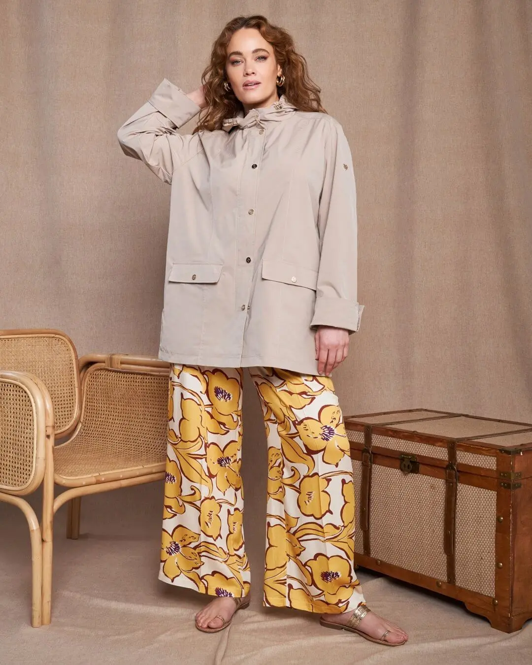 Giubbino in nylon con cappuccio e bottoni a pressione. BEIGE - Image 3