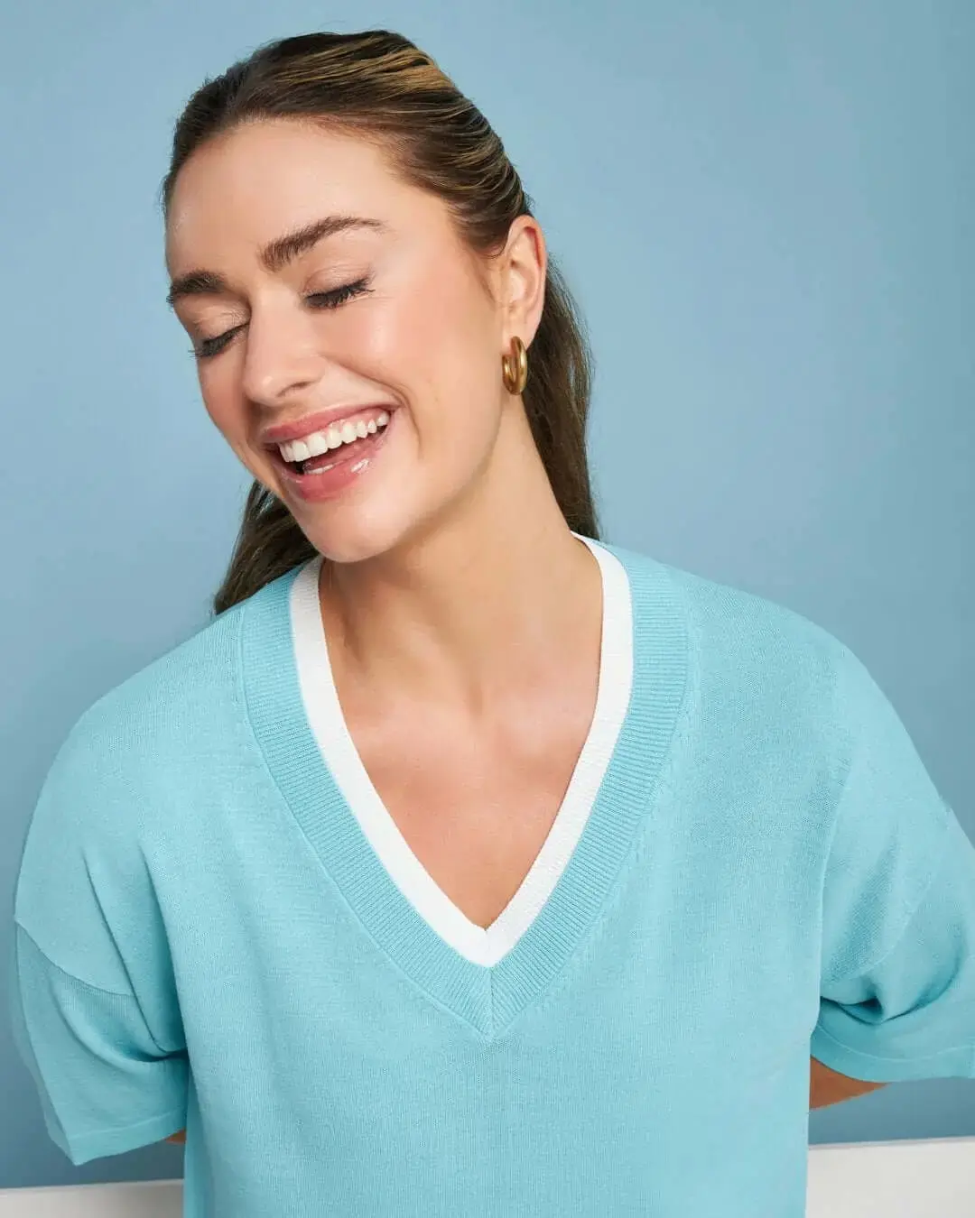 Maglia in filato di misto viscosa tinta unita con scollo a V bi-colore ACQUA - Image 2