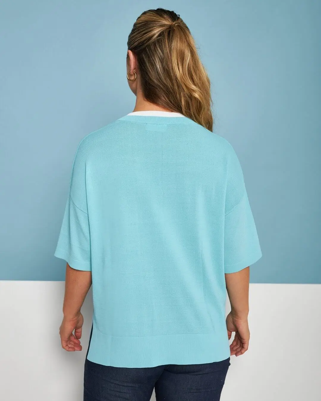Maglia in filato di misto viscosa tinta unita con scollo a V bi-colore ACQUA - Image 4