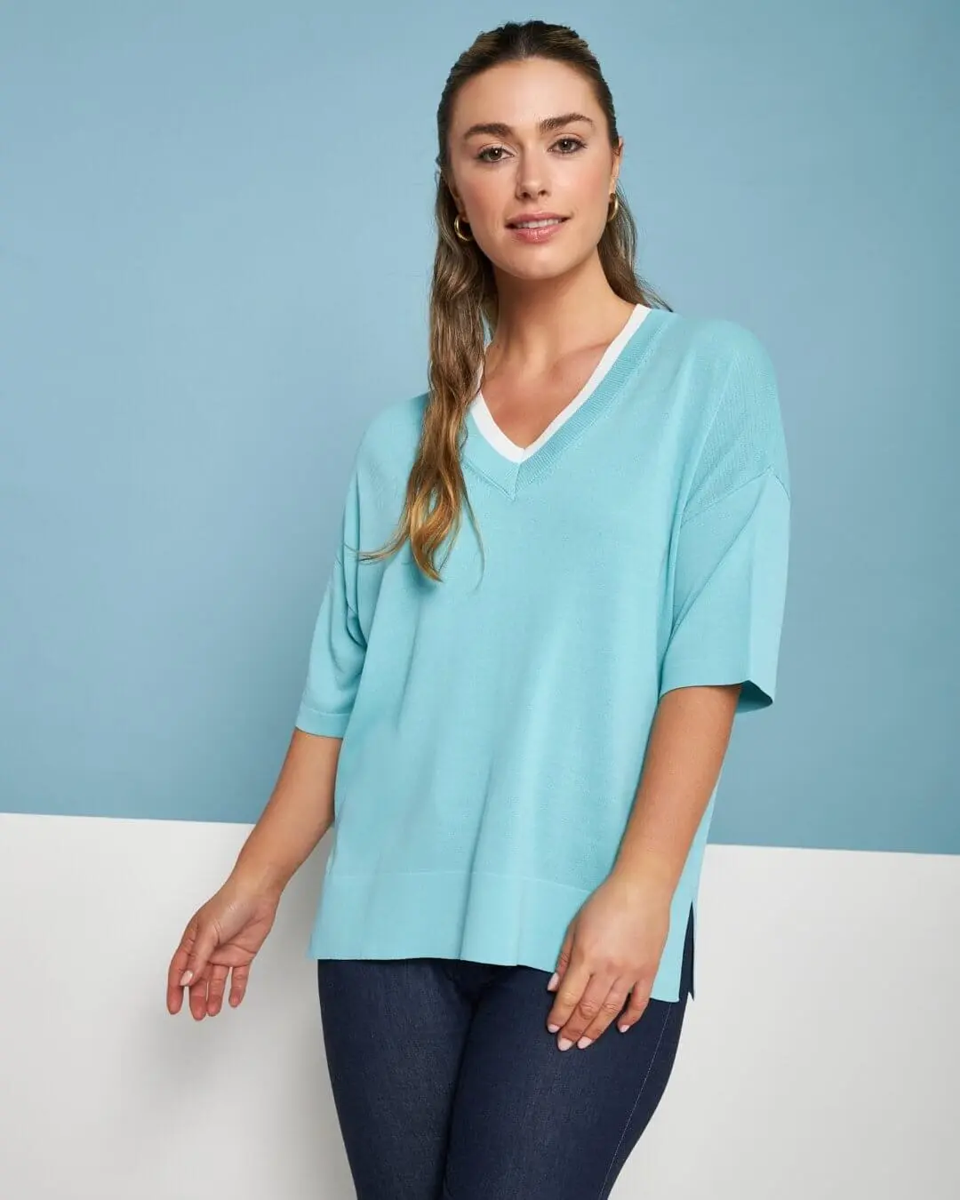 Maglia in filato di misto viscosa tinta unita con scollo a V bi-colore ACQUA - Image 5
