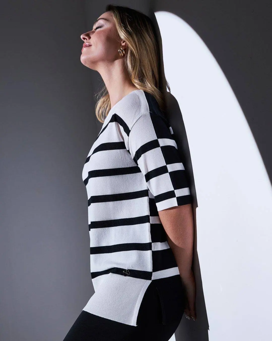 Maglia bi-colore a righe in filato di misto viscosa con scollo a barca BIANCO-NERO - Image 4