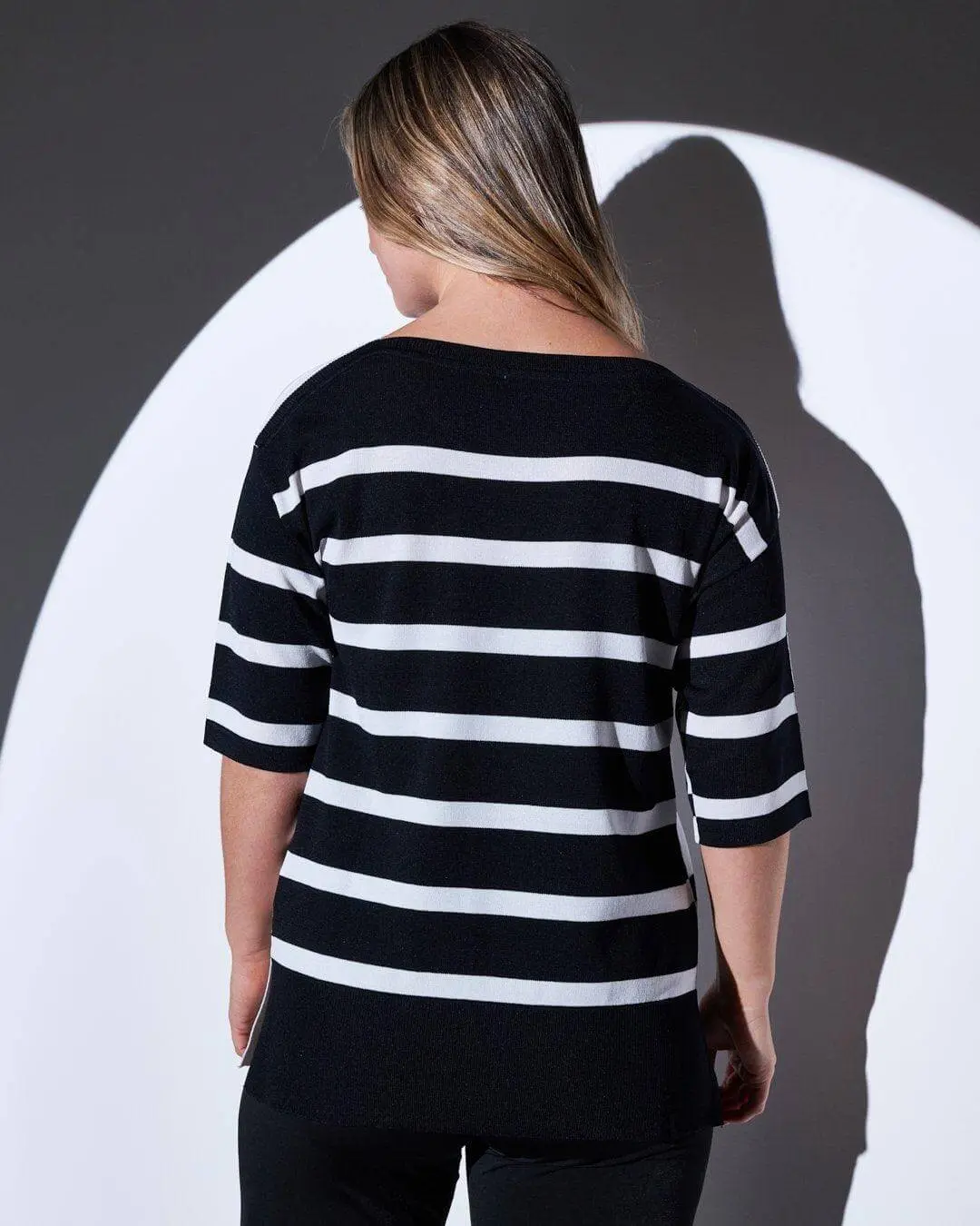 Maglia bi-colore a righe in filato di misto viscosa con scollo a barca BIANCO-NERO - Image 5