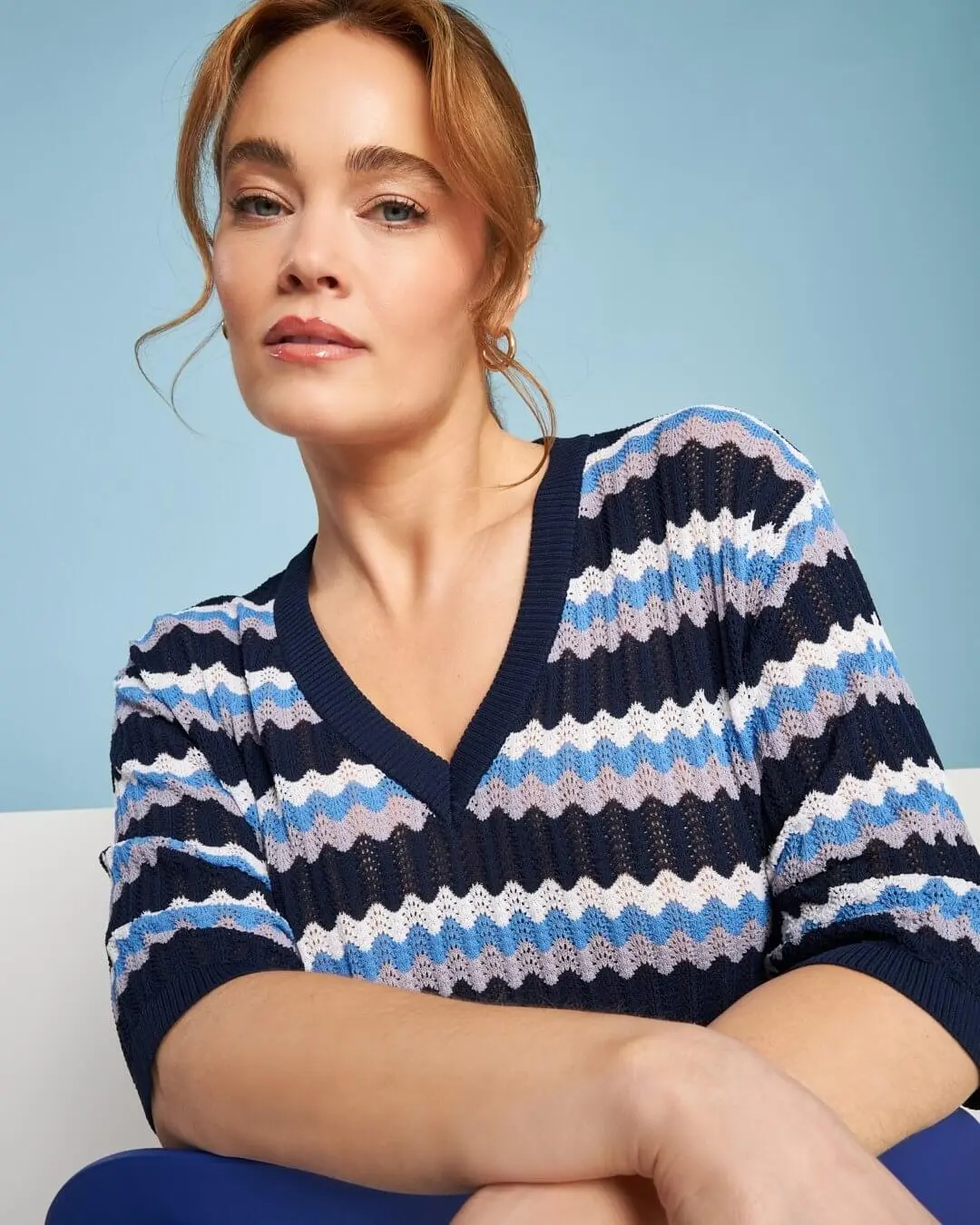 Maglia scollo a V in filato di misto viscosa traforata con motivo chevron BLUE NAVY - Image 4