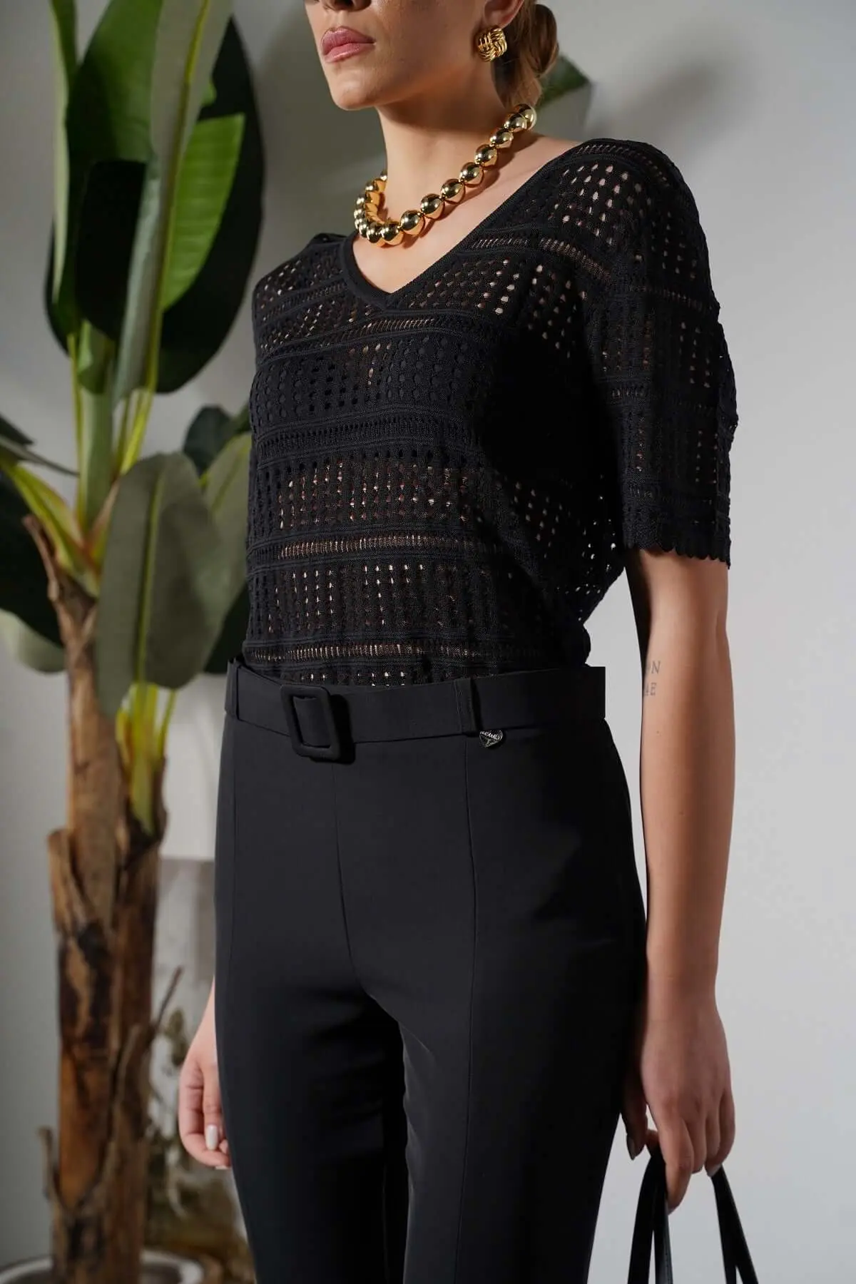Maglia scollo a V in maglia di misto viscosa pointelle traforata. BLACK - Image 6