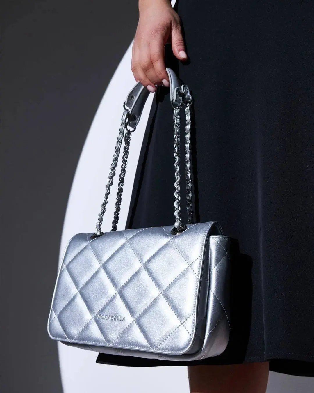 Borsa piccola a spalla in ecopelle matelassé con manici a catena ARGENTO - Image 2