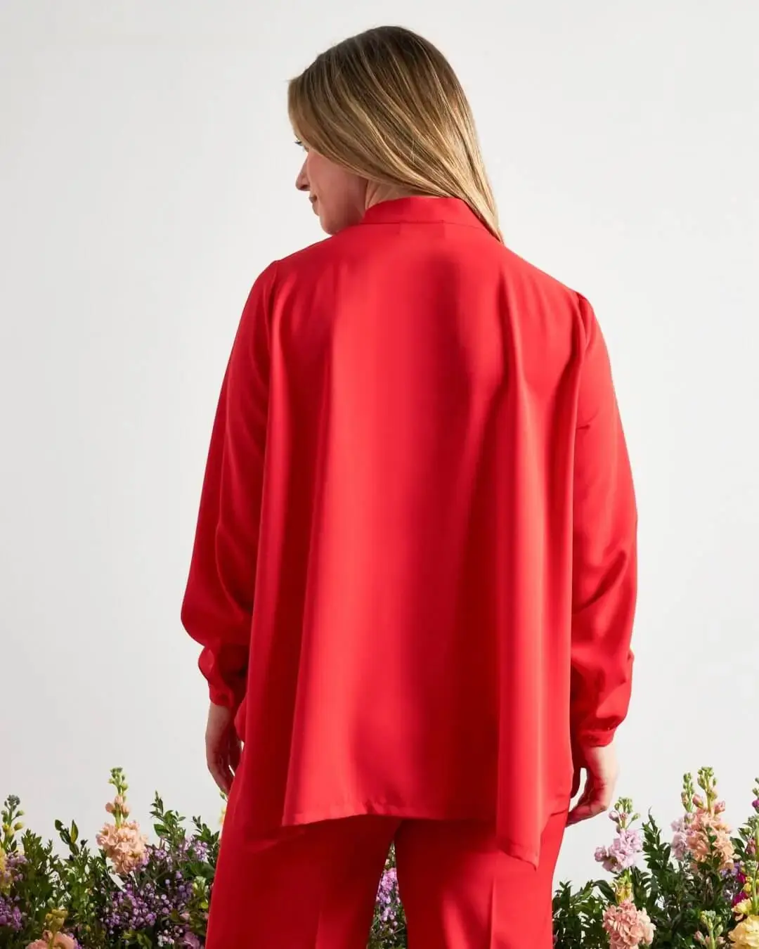 Camicia in crêpe tinta unita con colletto alla coreana e orlo asimmetrico PAPAVERO - Image 9