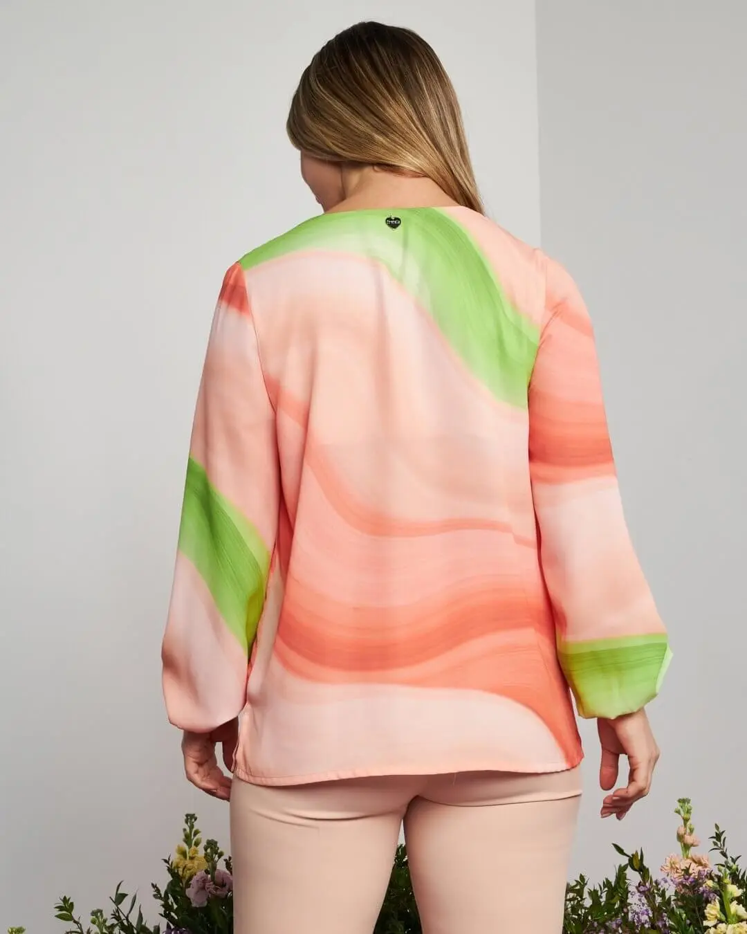 Blusa scollo a V in georgette elasticizzato con fantasia astratta sfumata CIPRIA - Image 3