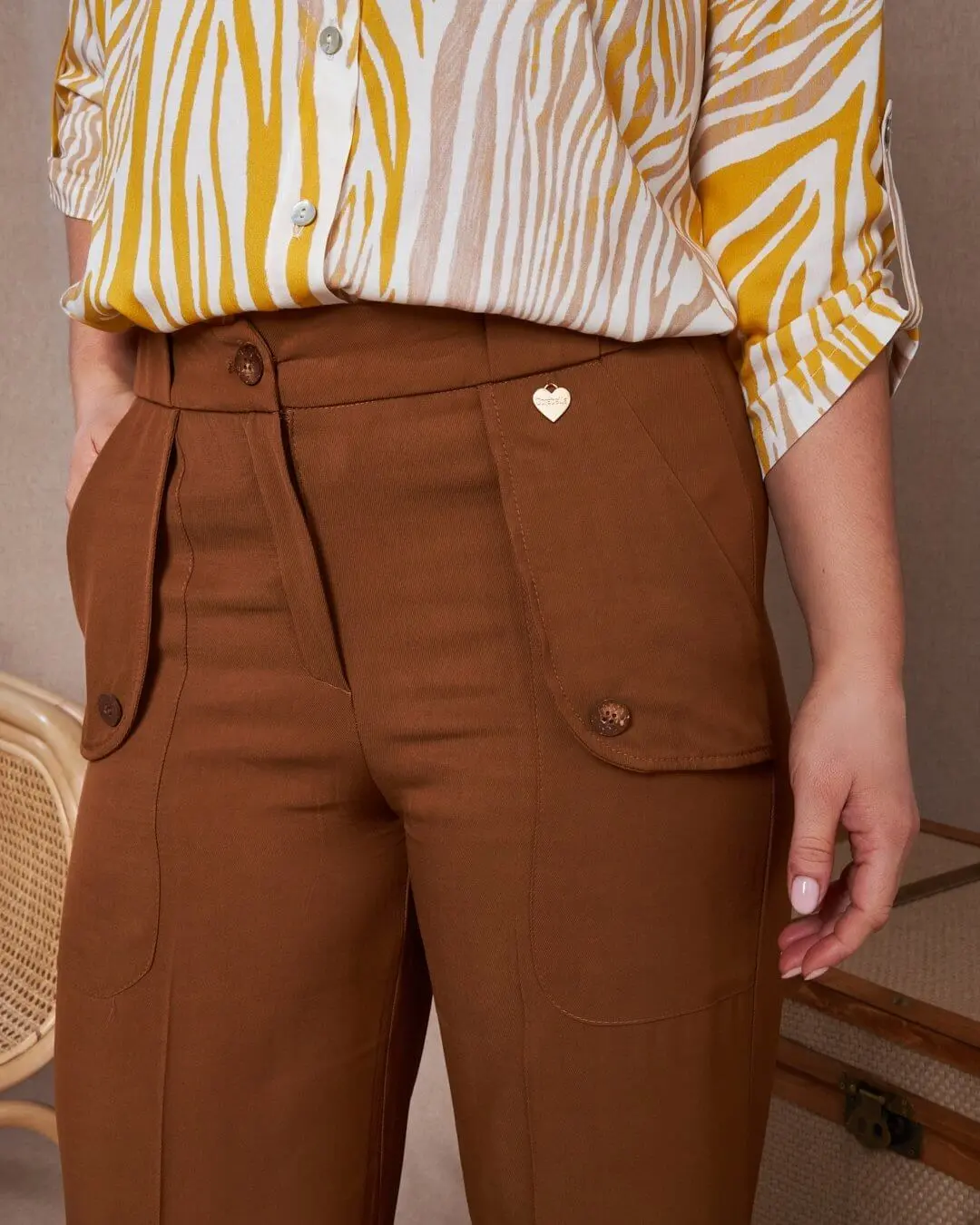 Pantalone cropped in twill di viscosa con tasche e bustino elastico MORO - Image 3