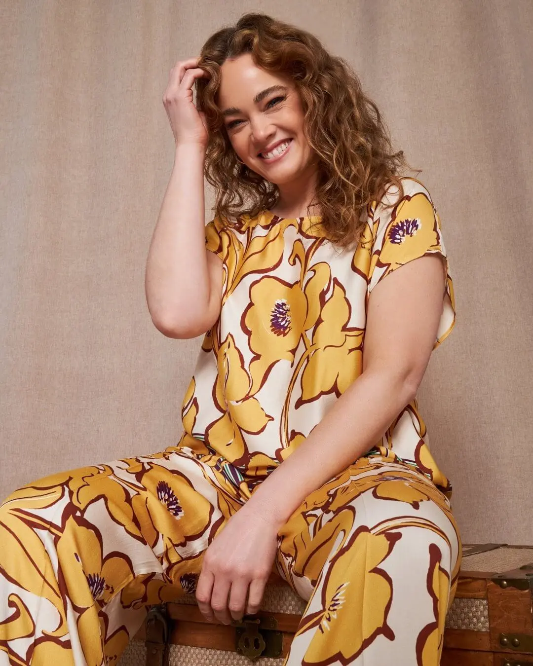 Blusa girocollo in viscosa lucida con fantasia floreale OCRA - Image 4