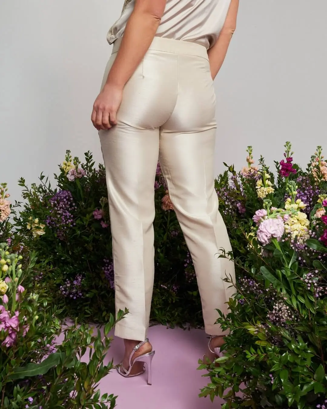 Pantalone a sigaretta in shantung con bottone rivestito CHAMPAGNE - Image 3