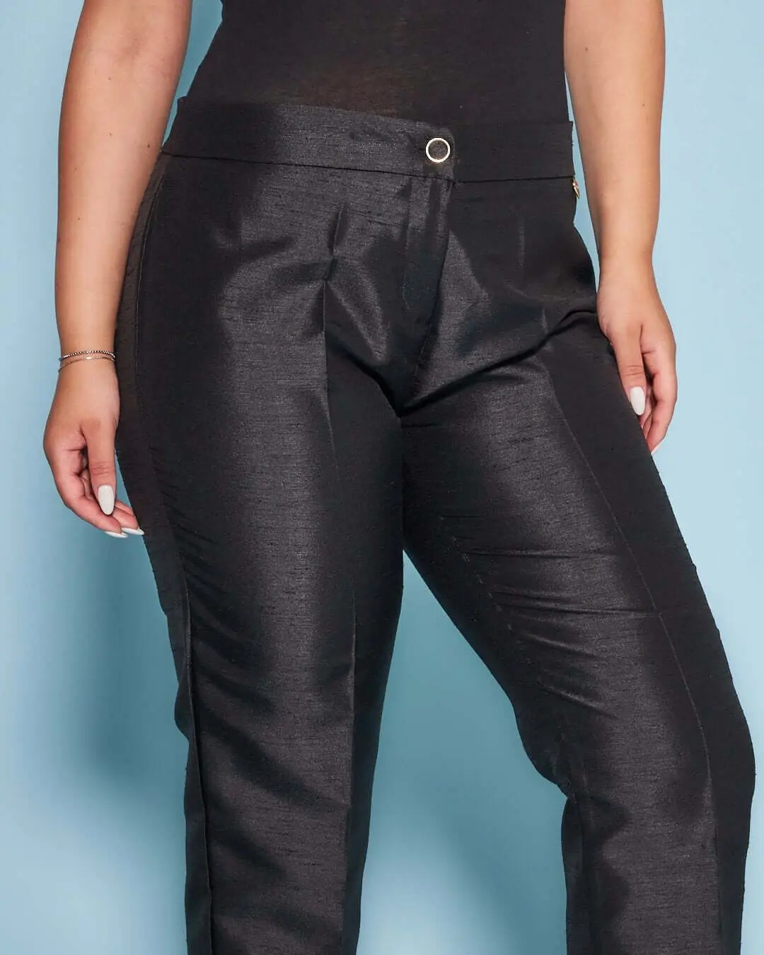 Pantalone a sigaretta in shantung con bottone rivestito NERO - Image 4