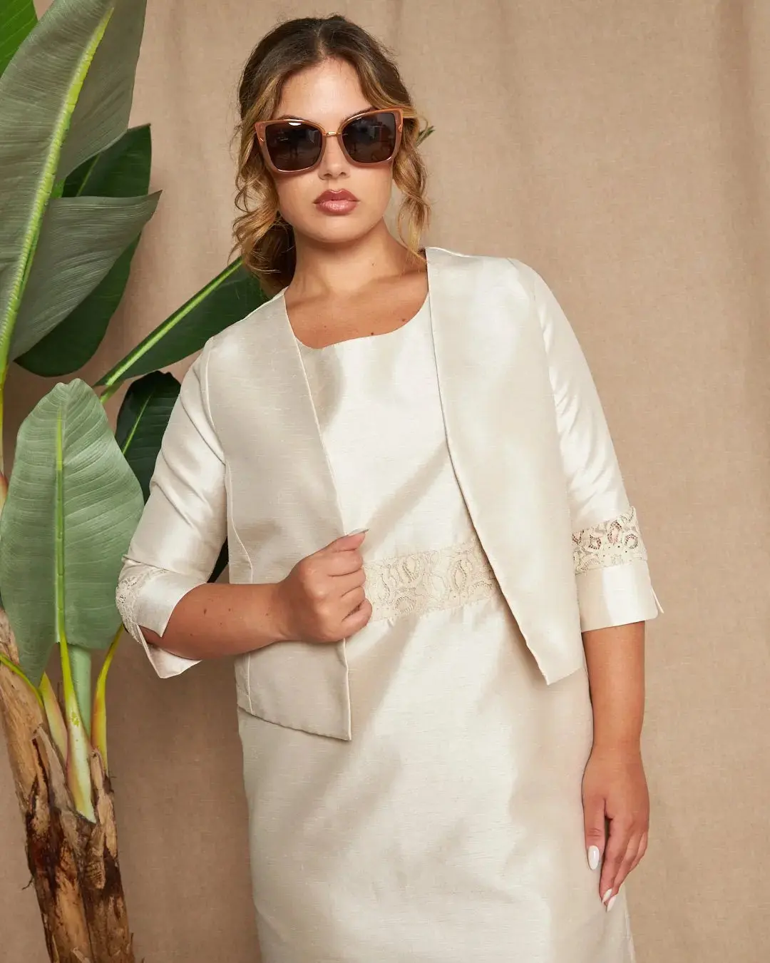 Bolerino in shantung con inserti in pizzo sulle maniche - Image 10