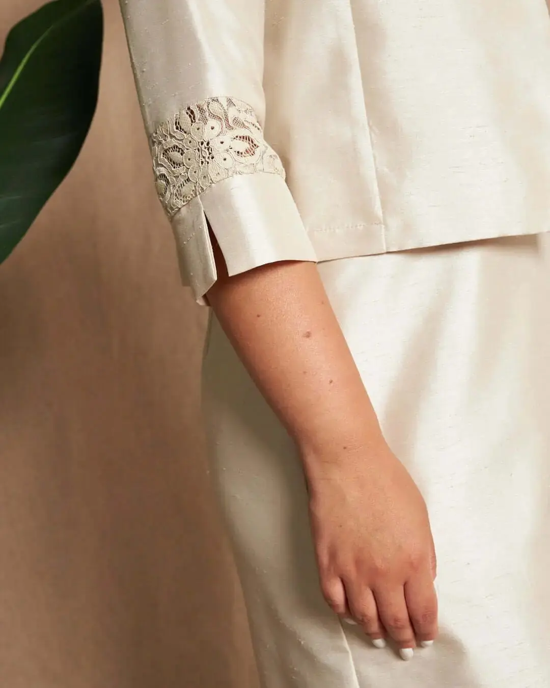 Bolerino in shantung con inserti in pizzo sulle maniche - Image 14