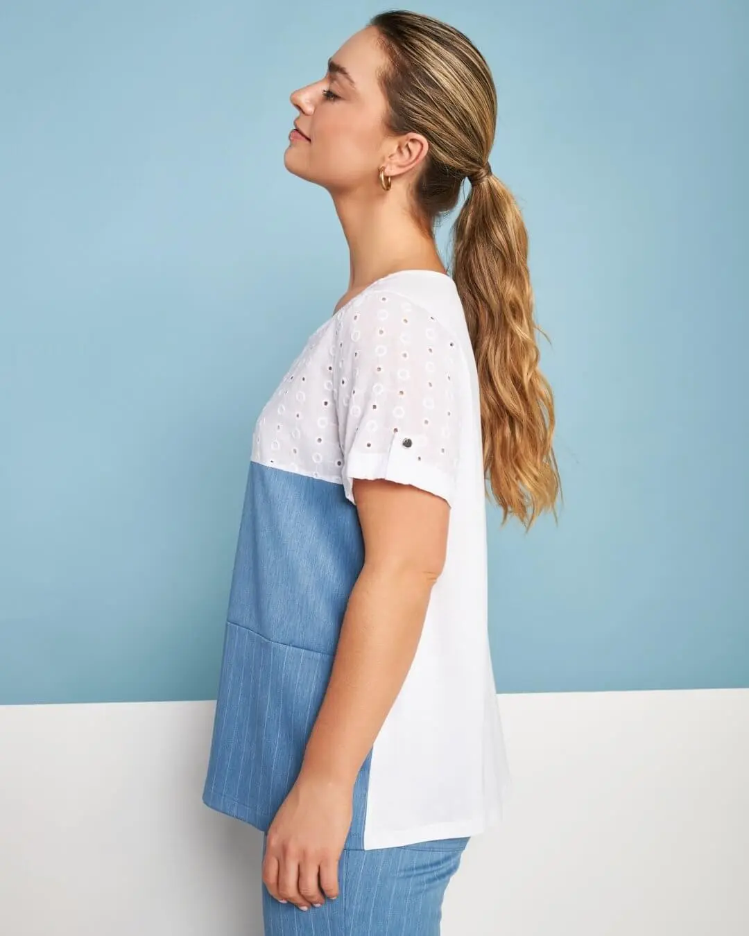 Maglia girocollo stile patchwork in jersey di viscosa con inserti in pizzo sangallo e chambray gessa BIANCO - Image 3
