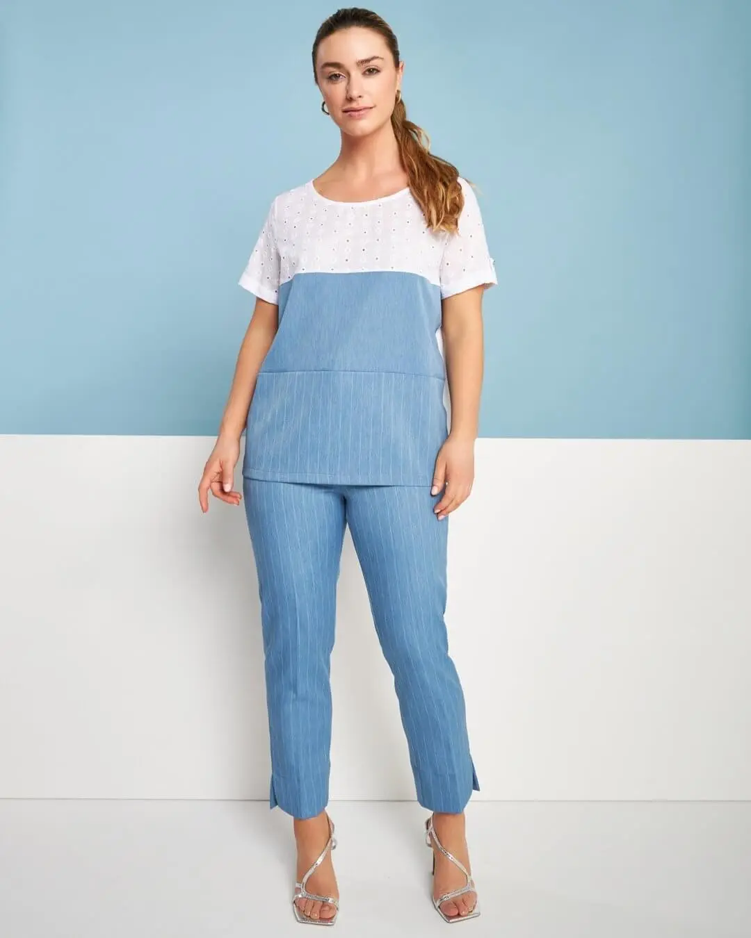 Maglia girocollo stile patchwork in jersey di viscosa con inserti in pizzo sangallo e chambray gessa BIANCO - Image 5