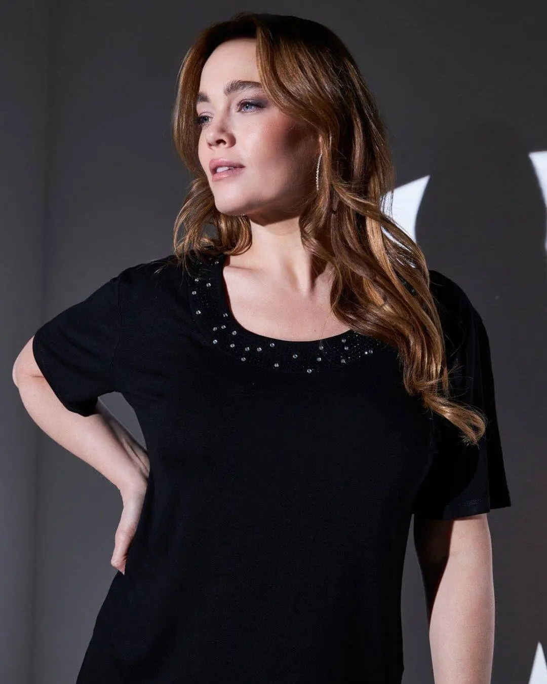 T-shirt in jersey di viscosa elasticizzata con applicazioni di strass BLACK - Image 3