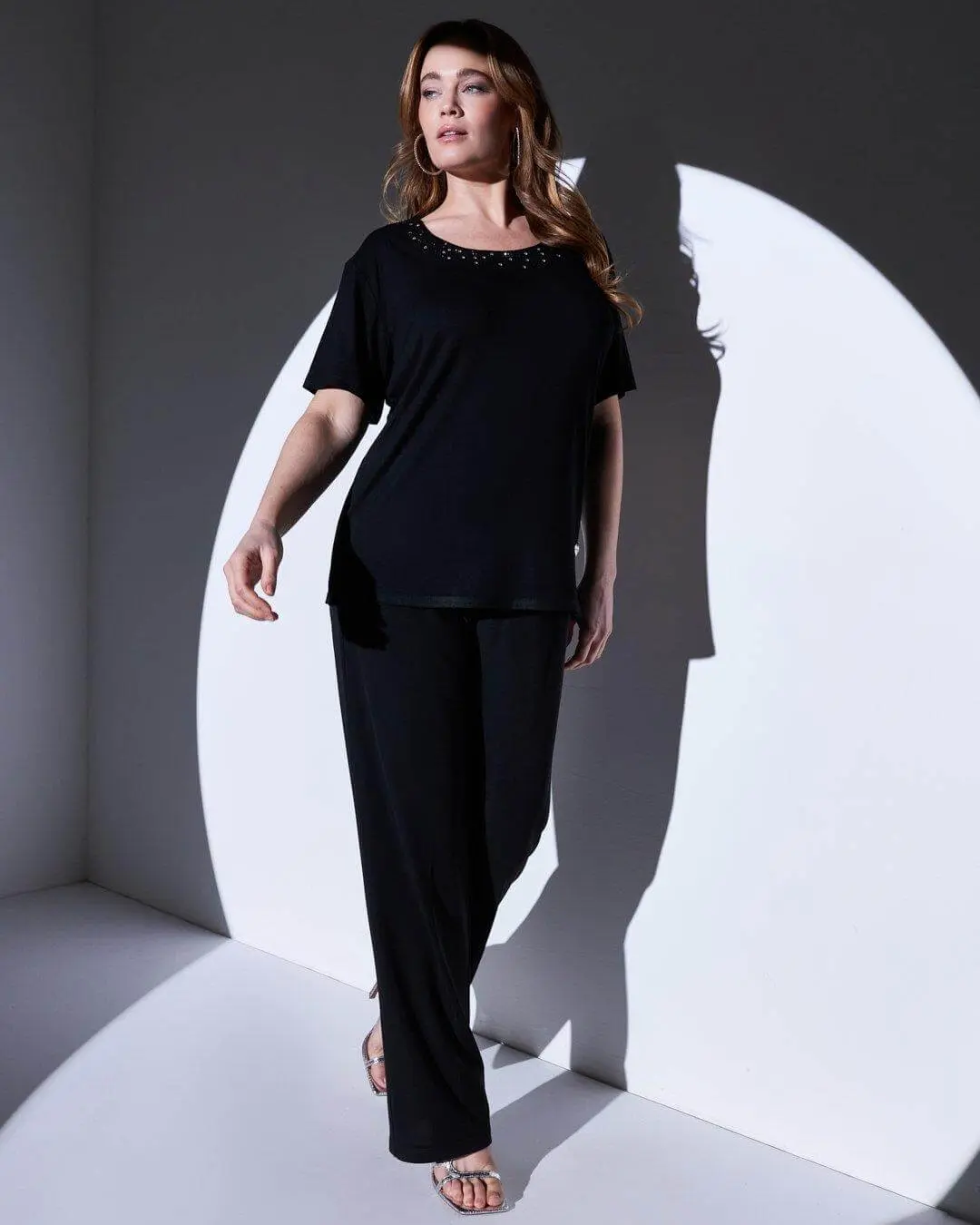 T-shirt in jersey di viscosa elasticizzata con applicazioni di strass BLACK - Image 4