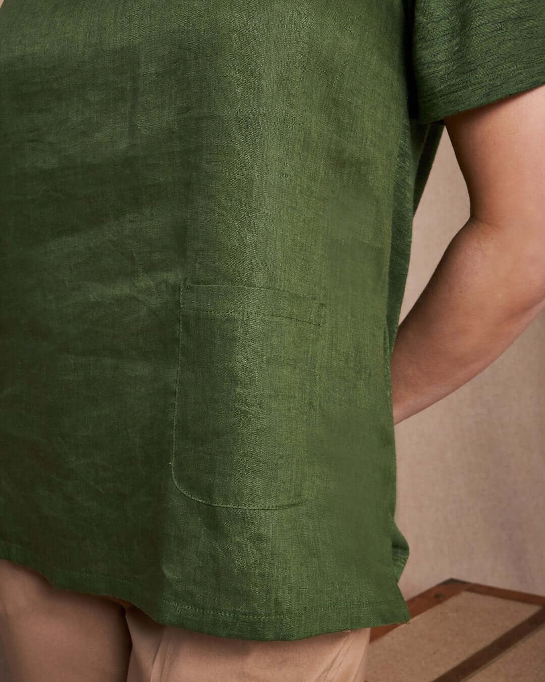 T-shirt combinata in lino e jersey melange con scollo a barca e tasca a toppa MILITARE - Image 4