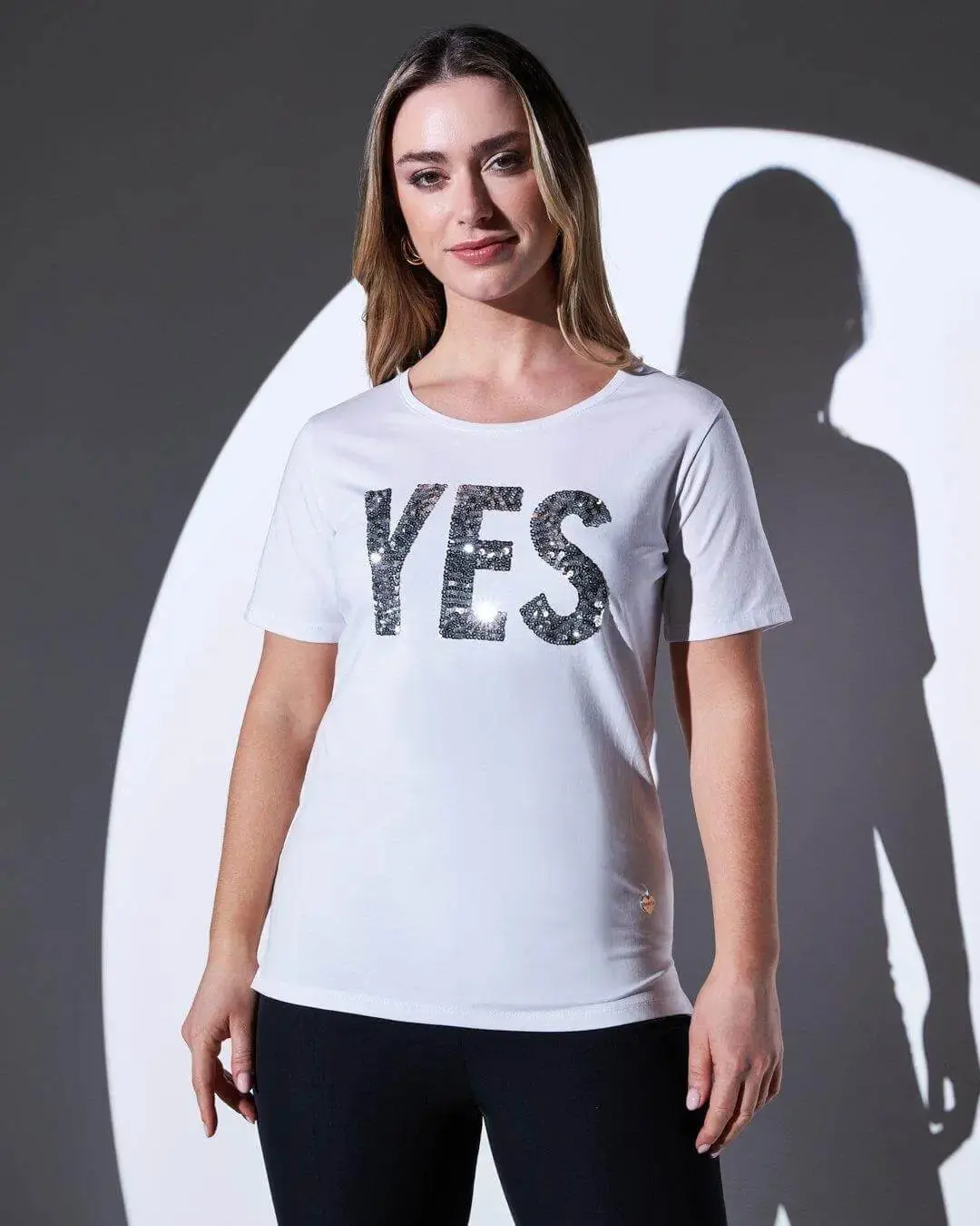 T-shirt girocollo in jersey di cotone elasticizzato con slogan in paillettes BIANCO - Image 2