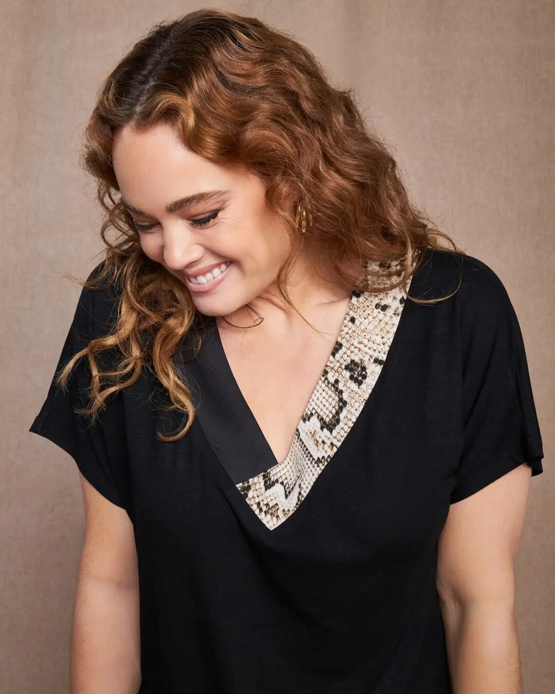 T-shirt kimono in jersey di viscosa elasticizzata con scollo a V con fantasia animalier BLACK - Image 4