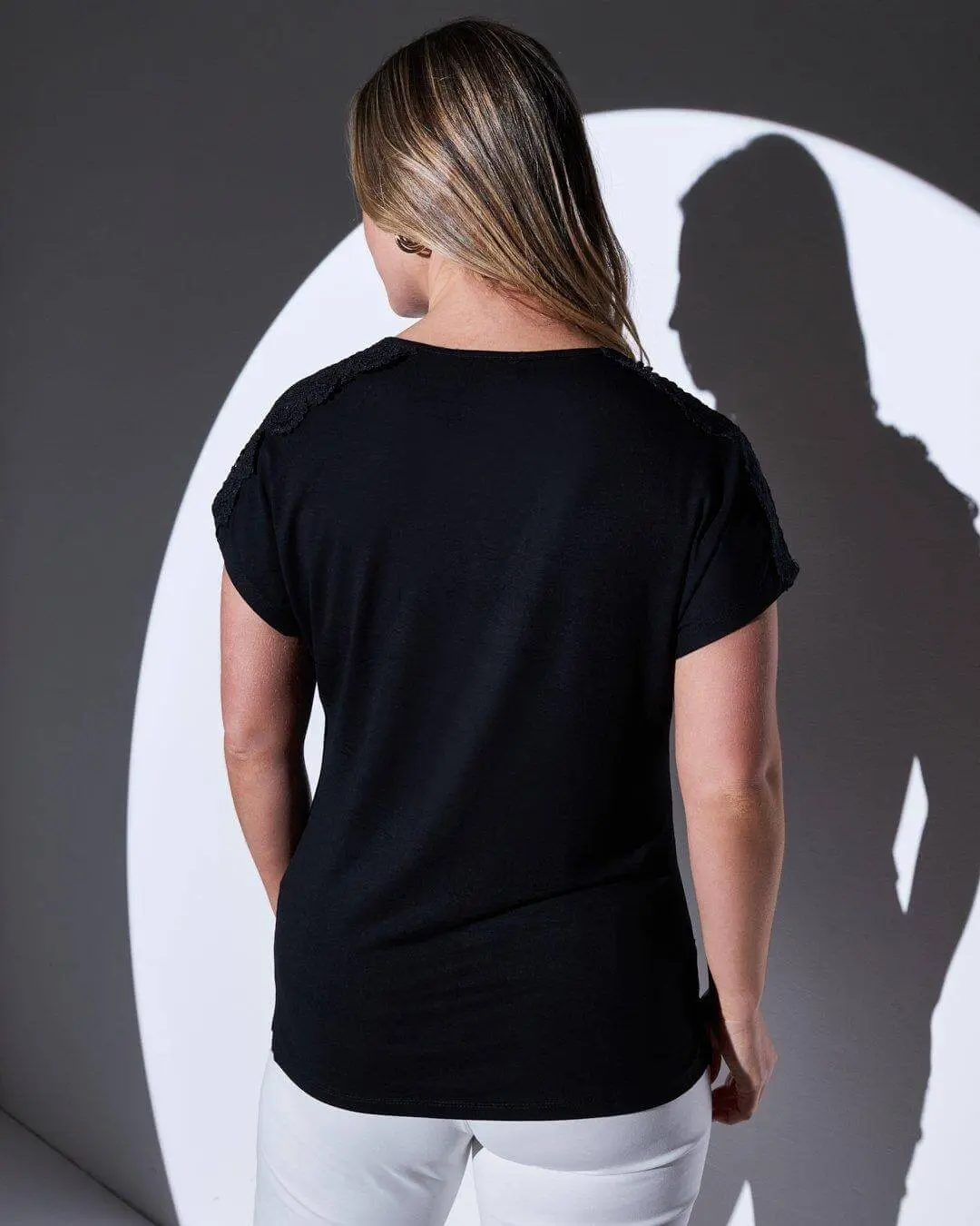 T-shirt kimono in jersey di viscosa elasticizzata con pizzo sulle spalle BLACK - Image 4