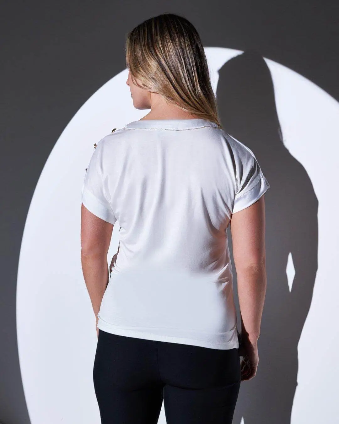 T-shirt combinata in raso e in jersey con micro catena e bottoni BIANCO - Image 4