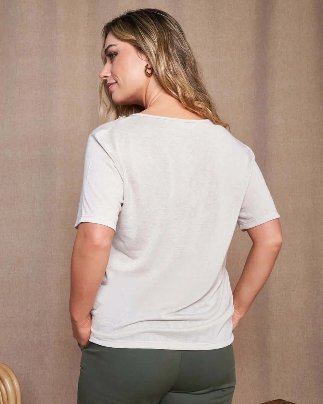 T-shirt combinata in lino e jersey melange con pizzo macramé sullo scollo a V NATURALE - Image 6
