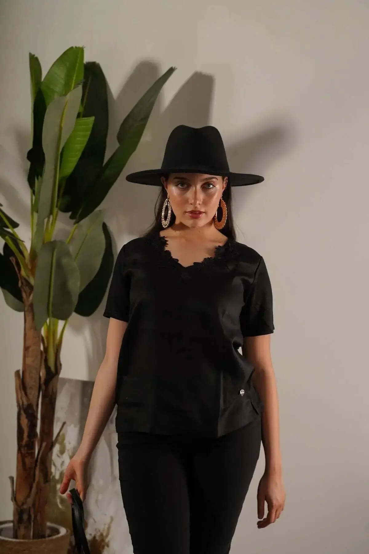 T-shirt combinata in lino e jersey melange con pizzo macramé sullo scollo a V BLACK - Image 2