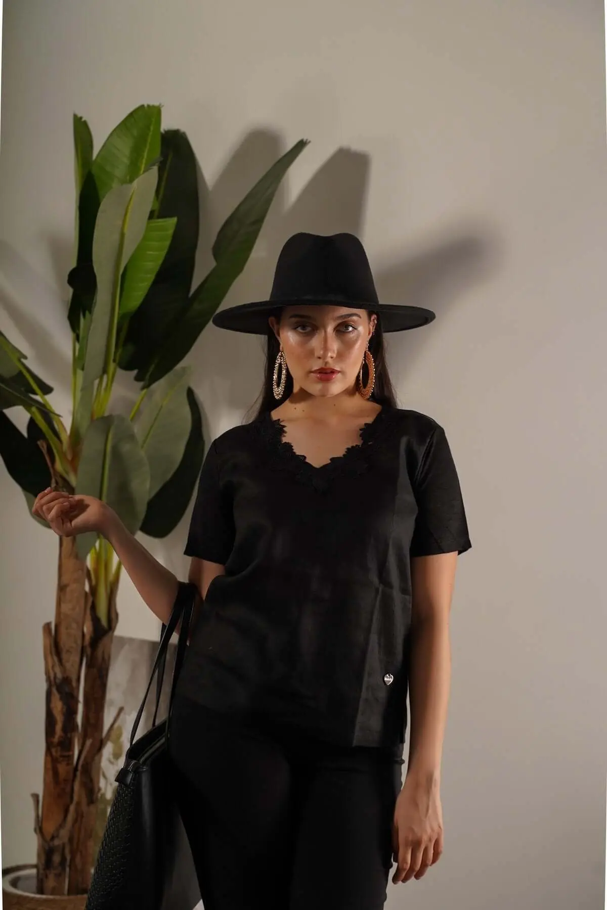 T-shirt combinata in lino e jersey melange con pizzo macramé sullo scollo a V BLACK - Image 3