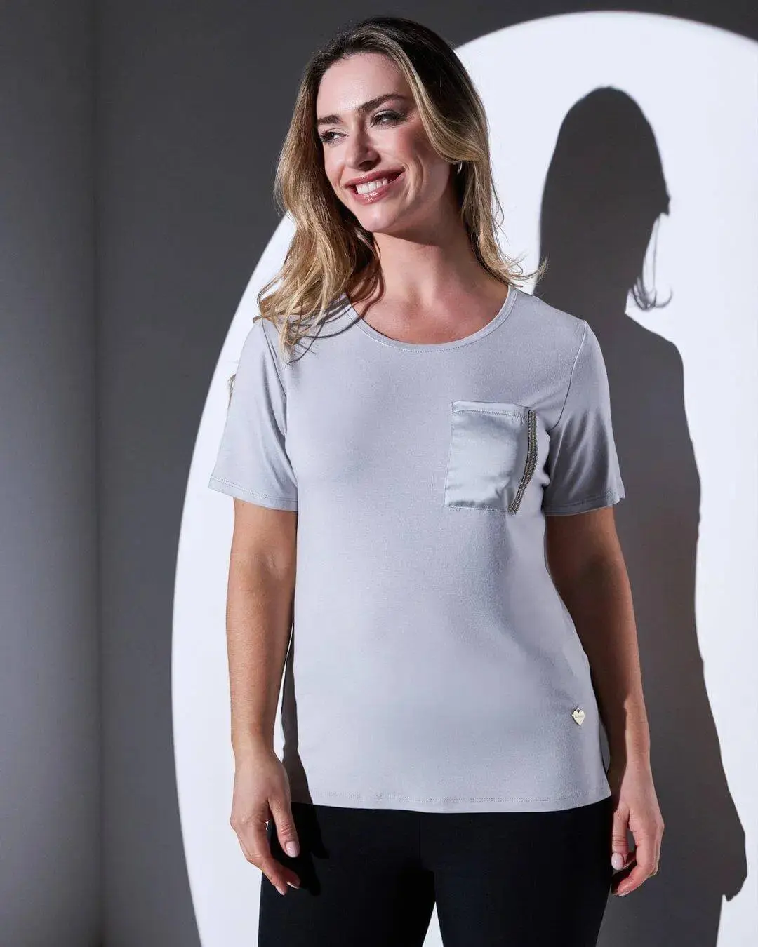 T-shirt girocollo in jersey di viscosa elasticizzata con taschino in raso con micro catene GREY - Image 2