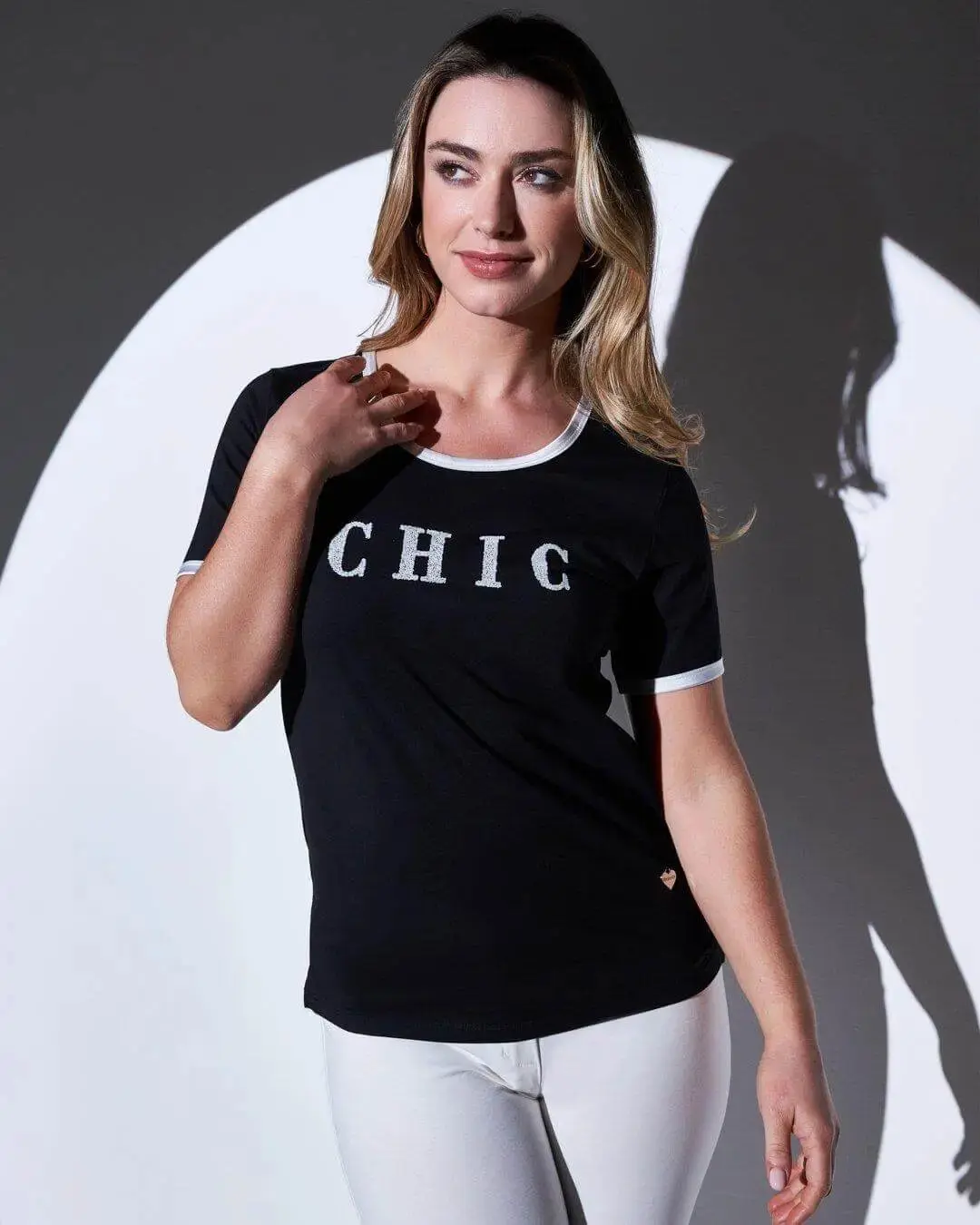 T-shirt in jersey di cotone elasticizzato con profili in satin e slogan in paillettes BLACK - Image 2