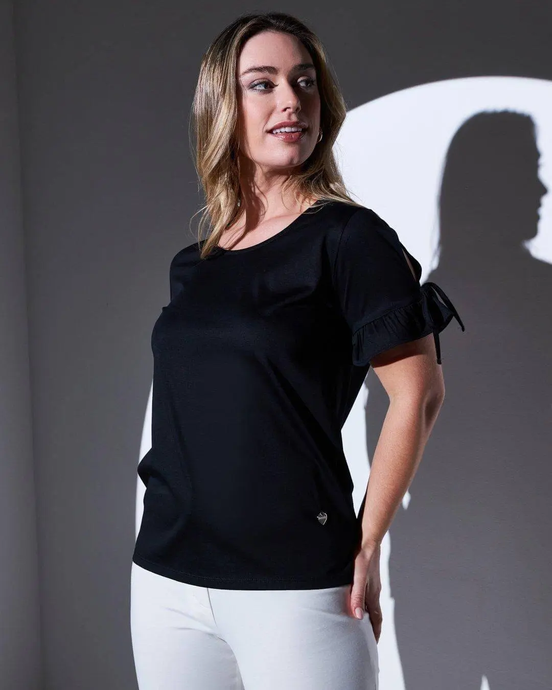 T-shirt girocollo in jersey di cotone e viscosa con fiocchi e rouches al fondo manica BLACK