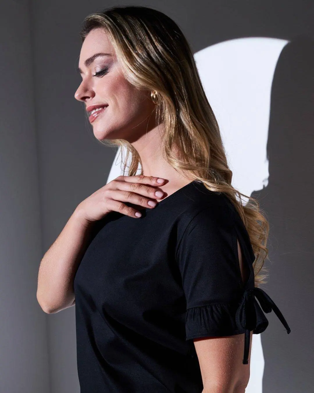 T-shirt girocollo in jersey di cotone e viscosa con fiocchi e rouches al fondo manica BLACK - Image 3